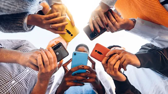 Les adolescents trouveront probablement un moyen de contourner l’interdiction des réseaux sociaux.