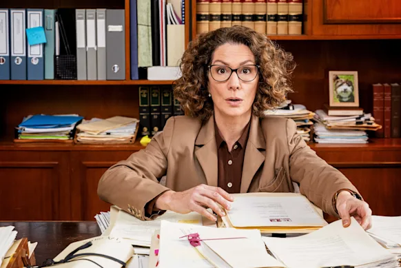 Regardez qui est de retour en marron : Kitty Flanagan dans le rôle d'Helen Tudor-Fisk.