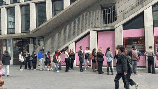 Les gens font la queue pour manger à Sydney.