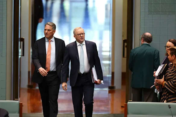 Le ministre de la Défense Richard Marles (à gauche) et le Premier ministre Anthony Albanese (à droite). 