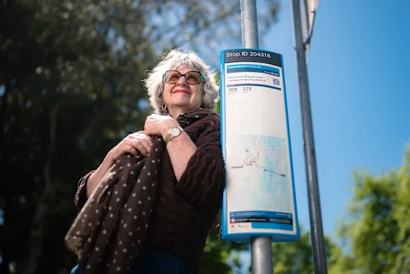 Lyn Taylor, 85 ans, est récemment passée à un permis restreint. Elle souhaite utiliser les transports en commun, mais affirme que les options dans sa banlieue d'Alexandrie à Sydney peuvent être limitées.