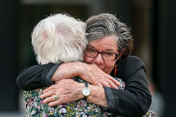 L'ancienne députée indépendante d'Indi Cathy McGowan embrasse un membre de la communauté.