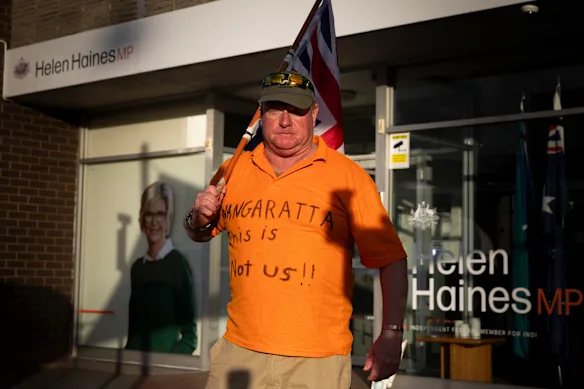 Chris Wernert, résident de Wangaratta, devant le bureau d'Helen Haines mardi.
