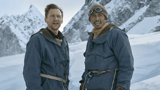 Tom Hiddleston joue avec Genden Phuntsok dans le film Tenzing.