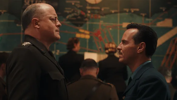 Impasse : le général Dwight D. Eisenhower (Brendan Fraser), à gauche, avec le météorologue écossais James Stagg, capitaine du groupe de la Royal Air Force (Andrew Scott).