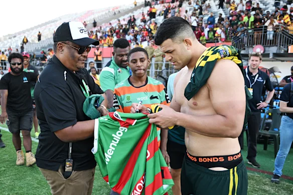 David Fifita signe des autographes après la grande victoire du PM XIII samedi.