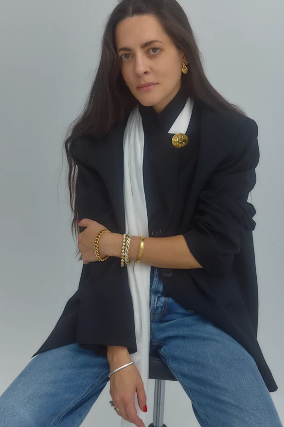 La garde-robe de travail d'Emrys Cousins ​​comprend généralement un jean et un blazer.