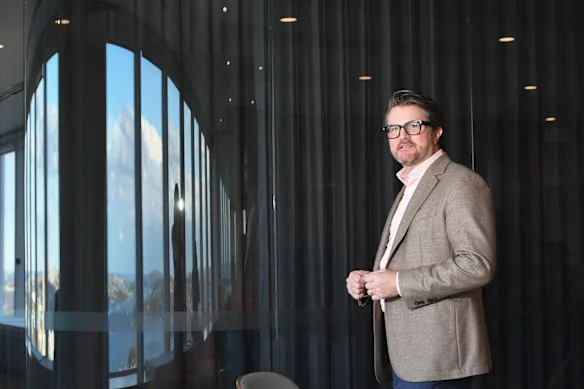 Chris Bradley, partenaire de McKinsey, a remis en question l'existence de la falaise de verre.