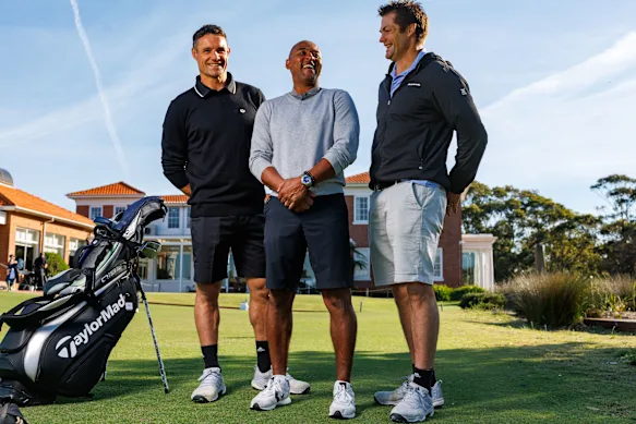 Dan carter, Richie McCaw et George Gregan posent pour une photo avant un événement de golf caritatif de la Global Rugby Players Foundation au Bonnie Doon Golf Club.