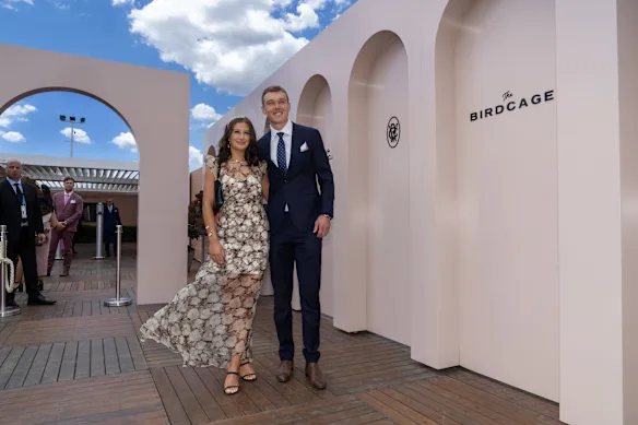 Le capitaine de Carlton Patrick Cripps, avec sa femme Monique, aux courses en 2022.