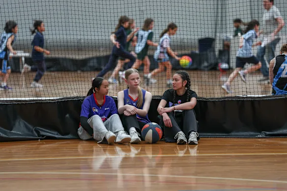 Zara Garcia, Freya Morris et Skye Coonerty des Westgate Imperials au centre sportif communautaire RecWest.
