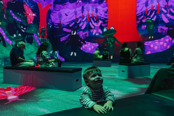 Un jeune amateur d'art profite de la nouvelle exposition Hockney à Carriageworks. 