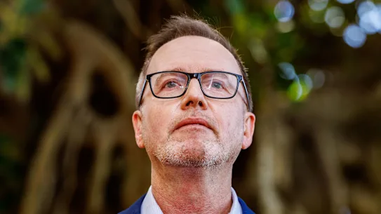 Le leader des Verts, David Shoebridge, s'exprime mercredi lors d'une conférence de presse devant le Parlement de Nouvelle-Galles du Sud, son ancien terrain de jeu.