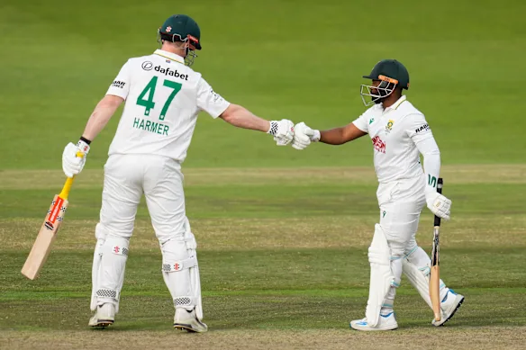 Le Sud-Africain Simon Harmer serre le poing avec le capitaine Temba Bavuma.