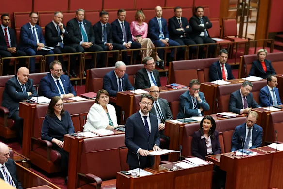Le sénateur Jonno Duniam prononce son discours d'adieu au Sénat, au Parlement de Canberra.