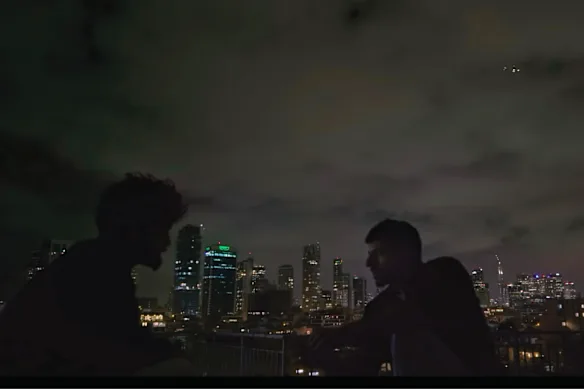 Une scène du documentaire NAZA, filmé la nuit sur les toits de Tel-Aviv dans le plus grand secret.