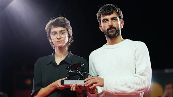 Les réalisateurs Rachel Szor, à gauche, et Yuval Abraham après avoir remporté le prix spécial du jury pour NAZA au Festival du Film de Venise en septembre.