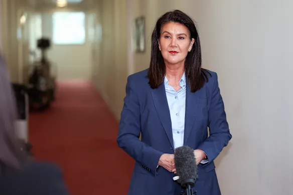 La chef libérale adjointe Jane Hume lors d'un arrêt de porte au Parlement à Canberra.