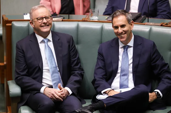 Anthony Albanese et Jim Chalmers lors d'un vote à la Chambre des représentants cette semaine.