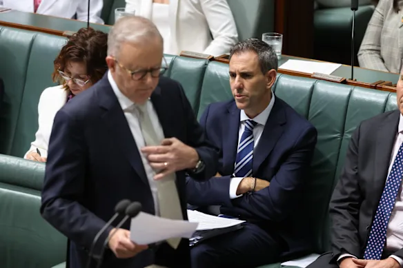 Le Premier ministre Anthony Albanese et le trésorier Jim Chalmers lors de l'heure des questions lundi.