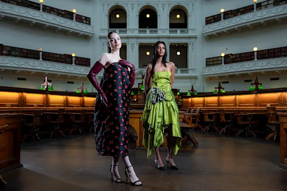Des mannequins portant les créateurs locaux Perple (à gauche) et Gotham (à droite), qui « rejettent le perfectionnisme de l’IA ». 