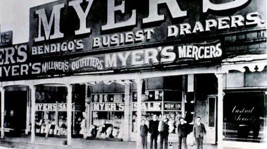 La boutique Myer originale à Bendigo en 1905. Sidney Myer est photographié en troisième position à partir de la gauche.