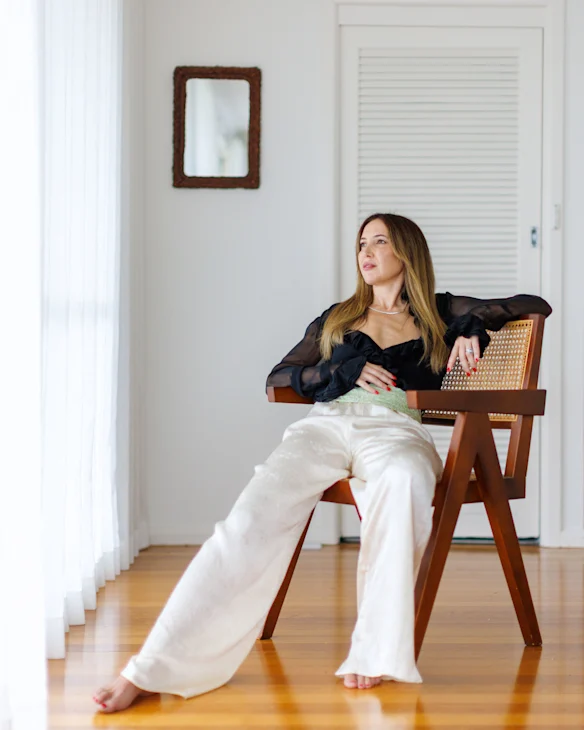 La styliste Jade Fox porte un chemisier Gucci vintage et un pantalon Harris Tapper avec une chute de dentelle vert mousse façonnée en ceinture de smoking.