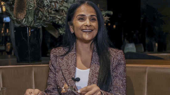 Bela Bajaria, responsable mondial du contenu de Netflix, déjeune avec Michael Lallo à Maha.