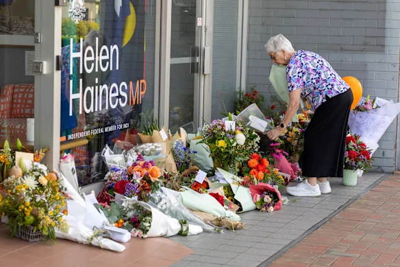 La ville de Wangaratta s'est rassemblée mardi, quelques heures seulement après l'horrible attaque contre Helen Haines.