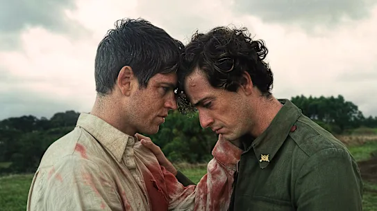 Miguel Bernardeau (Rafael) et Guitarricadelafuente (Sebastian) dans La Bola Negra.