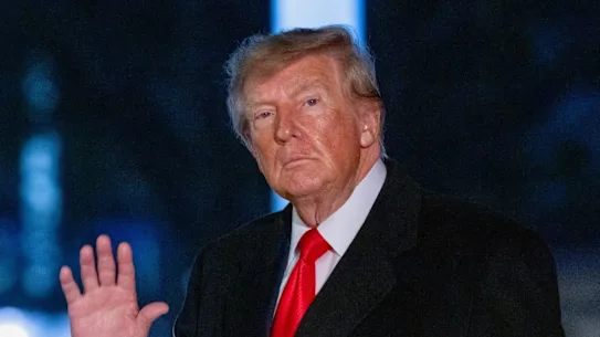Le président américain Donald Trump se promène sur la pelouse sud de la Maison Blanche après son arrivée à bord du Marine One samedi soir.