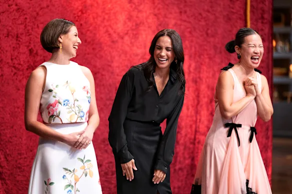 Meghan est flanquée des juges Sofia Levin et Poh Ling Yeow pendant le tournage de MasterChef Australia.