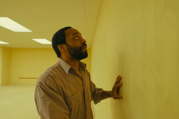Chiwetel Ejiofor est pris dans les Backrooms, un film issu de la mythologie Internet.
