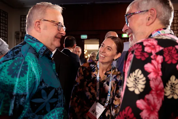 Le Premier ministre Anthony Albanese, à gauche, avec l'ancienne Première ministre néo-zélandaise Jacinda Ardern, à Nadi, aux Fidji, mercredi.