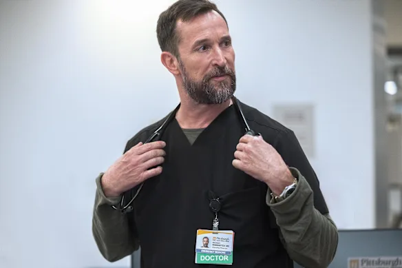 Noah Wyle dans le rôle du Dr Michael « Robby » Robinavitch dans la deuxième saison de The Pitt.