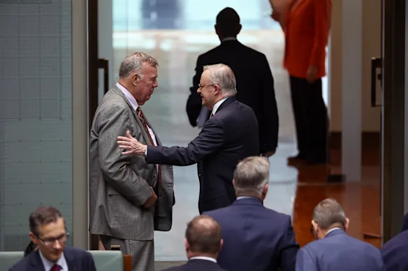 Le député de One Nation David Farley (à gauche) accueilli par le Premier ministre Anthony Albanese (à droite) lors de la première journée du représentant au Parlement. 