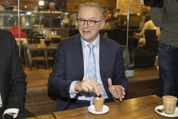 Anthony Albanese rencontre le député travailliste de Bennelong Jerome Laxale pour un café dans un café du centre commercial Top Ryde City en 2022. 