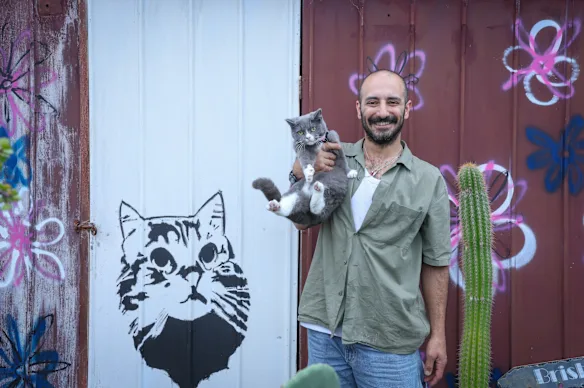 Ashkan Teymouri, 36 ans, avec le chat Mini.