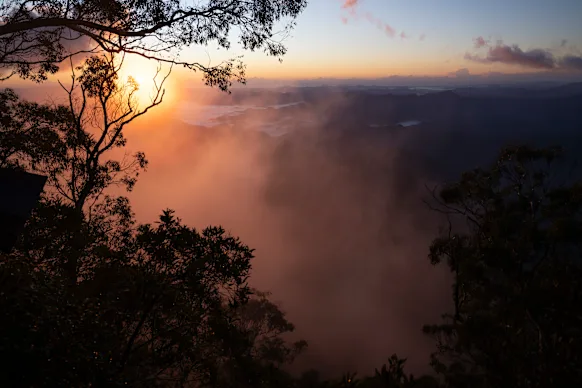 Le soleil se lève sur le futur parc national du Grand Koala depuis Point Lookout dans le parc national de la Nouvelle-Angleterre, en Nouvelle-Galles du Sud.