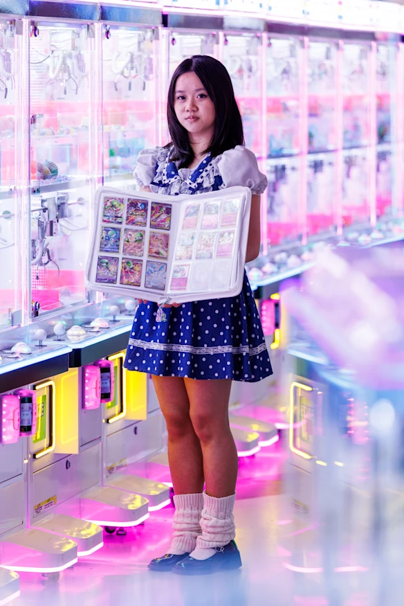 Kathy Nguyen, 19 ans, étudiante à l'université, avec son classeur de cartes Pokémon.  