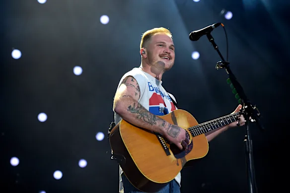 Quelques semaines seulement après que Macklemore ait appris qu'il ne pourrait pas se produire au Gillette Stadium, Zach Bryan a battu le record de fréquentation de la salle avec un maillot « Free Palestine ».