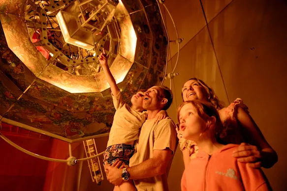 Matthew Beadle, Natalya Mandelberg et leurs enfants, Arabella Beadle, 8 ans, et Baxter Beadle, 6 ans, dans la salle des miroirs.