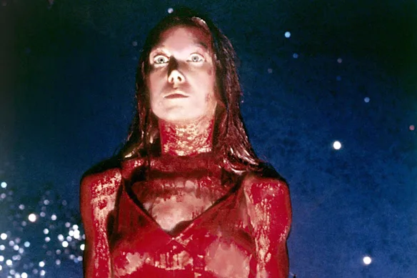 Sissy Spacek lors de la scène emblématique du « Black Prom » du film de Brian De Palma de 1976.