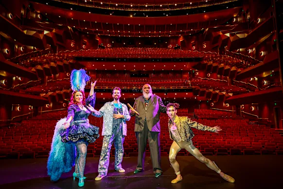 Emily Edmonds, Jeremy Kleeman, Kutcha Edwards et Brett Chynoweth sur la scène rénovée du State Theatre du Arts Centre Melbourne.