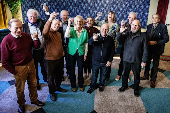 John, Bruce, Symon, Andrew, Suzy, Jackie, Tony, Sue, Peter, Paul et Neil reviennent tous pour 70 Up, qui serait le dernier volet de cette célèbre série documentaire.