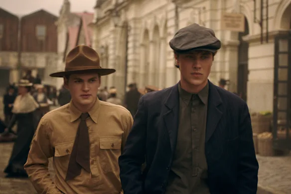Joe Anders (à gauche) dans le rôle d'Aron et Joseph Zada ​​dans le rôle de Caleb.