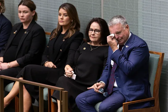 Membres de la famille Fitzgibbon, dont Joel Fitzgibbon, lors d'une motion de condoléances pour le caporal suppléant Jack Fitzgibbon.