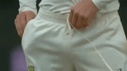 Cameron Bancroft glisse un morceau de papier de verre dans son pantalon.
