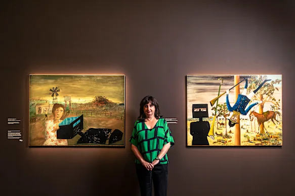 Denise Mimmocchi, conservatrice principale de l'art australien, avec certaines des peintures de Sidney Nolan exposées à la Art Gallery of NSW.