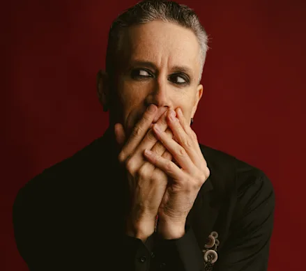 L'auteur-compositeur-interprète iOTA revient avec Hours Disparaître, son septième album tant attendu. 